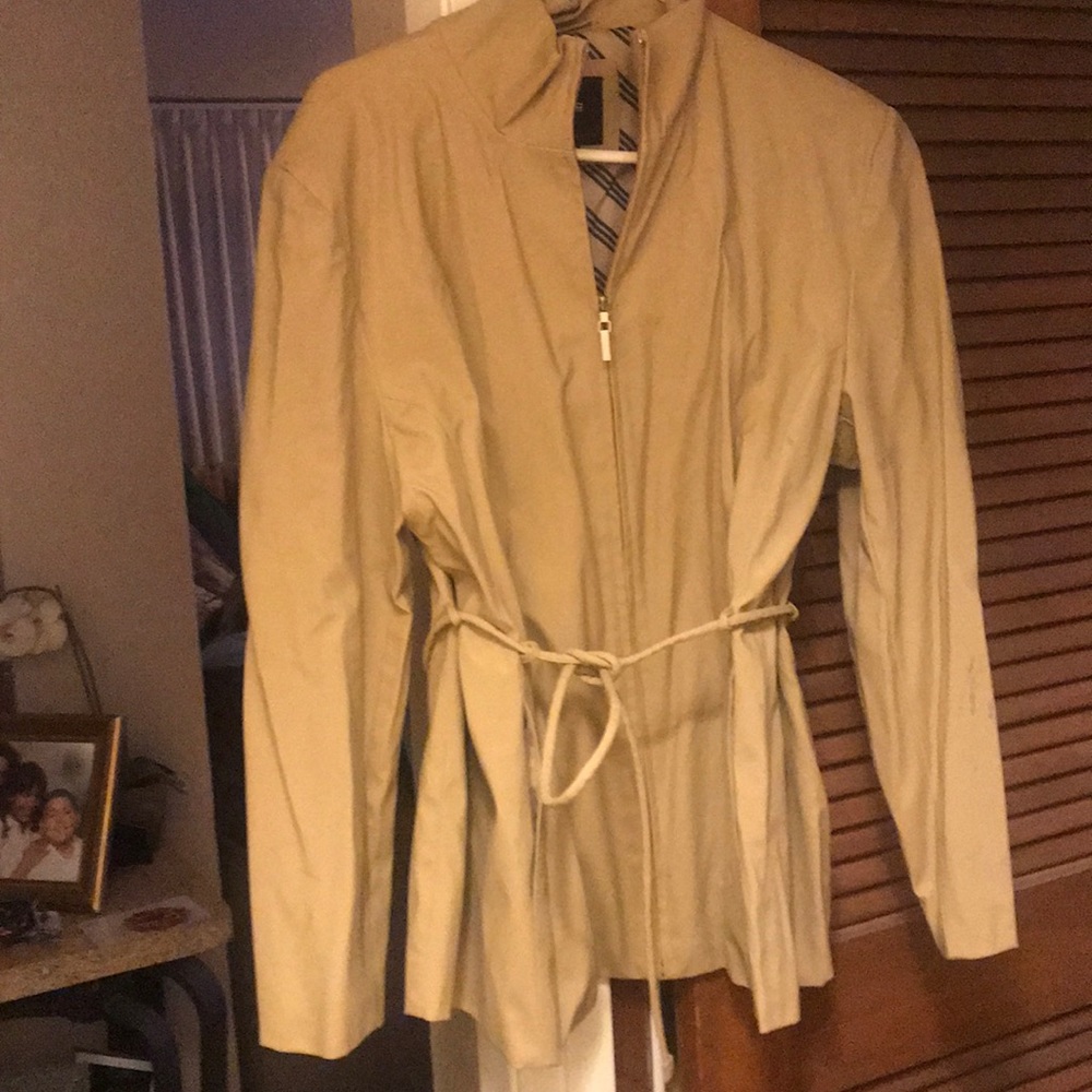 Camel colore short rain coat